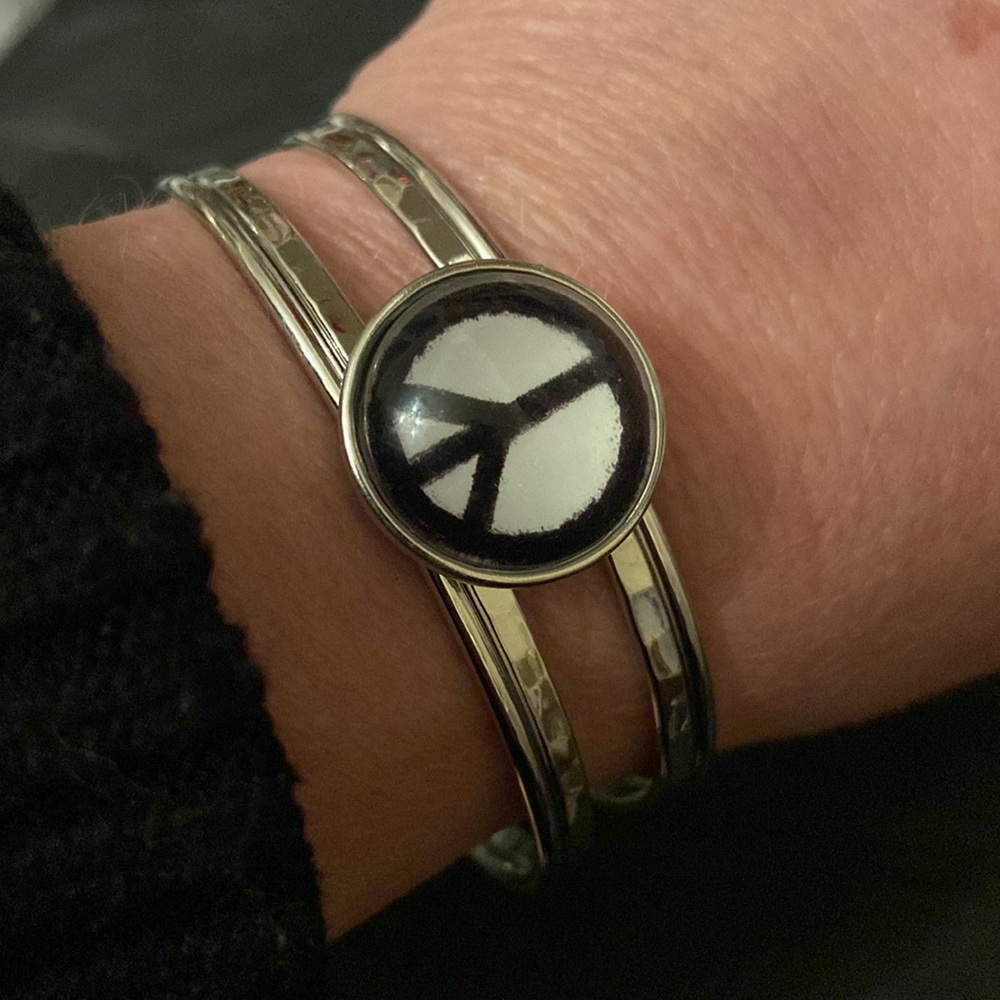 - - Peace Sign Snap Button Bracelet Cuff - Picture 7 of 7